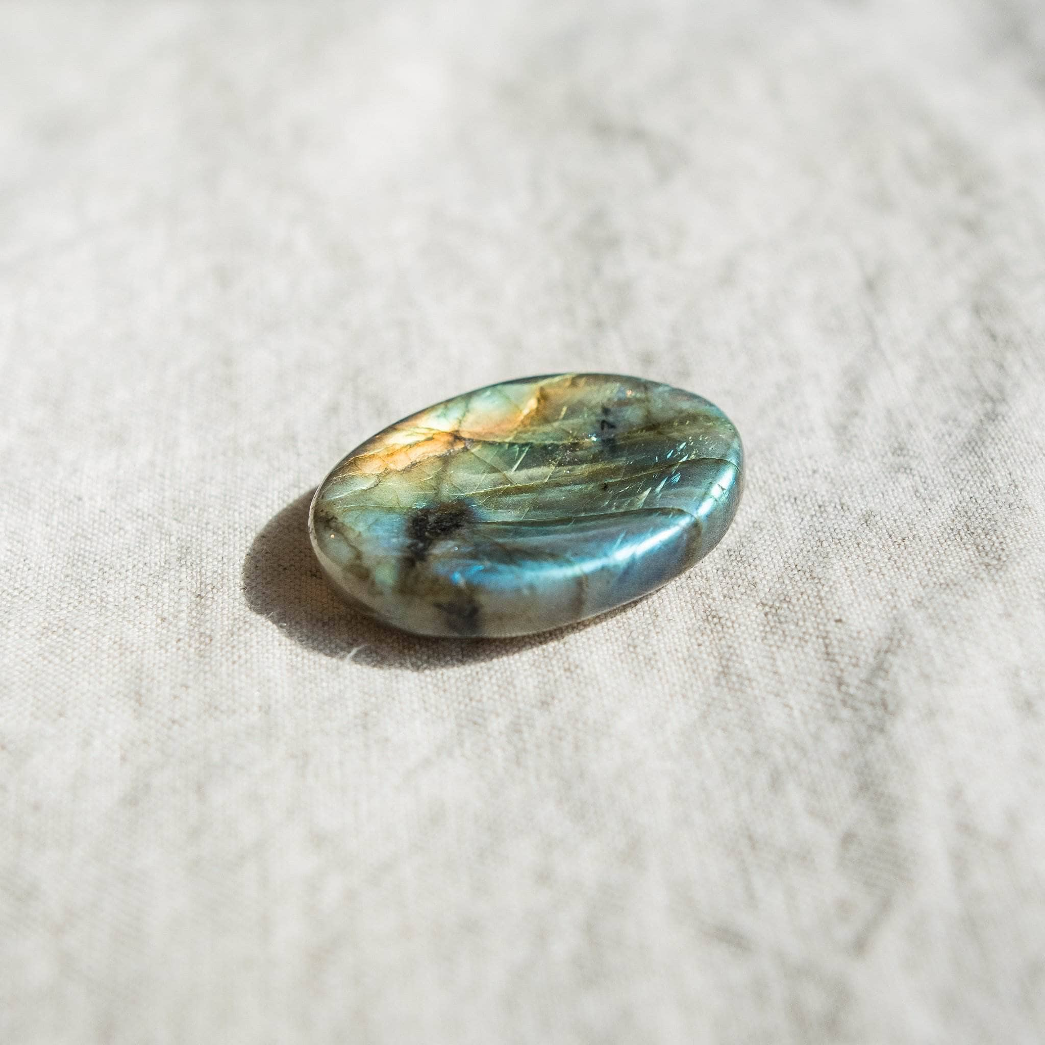  Labradorite Worry Stone by Tiny Rituals Tiny Rituals Perfumarie