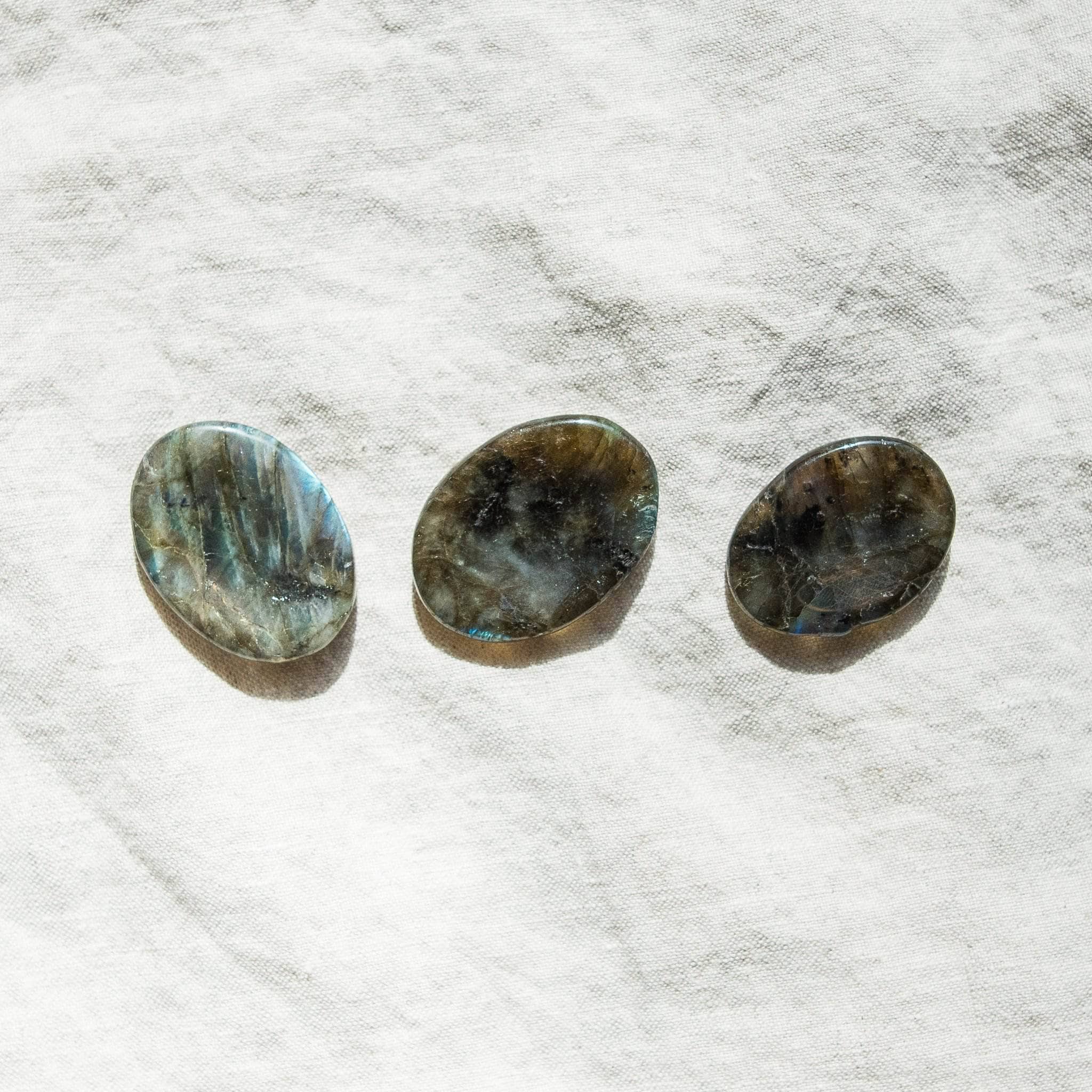  Labradorite Worry Stone by Tiny Rituals Tiny Rituals Perfumarie