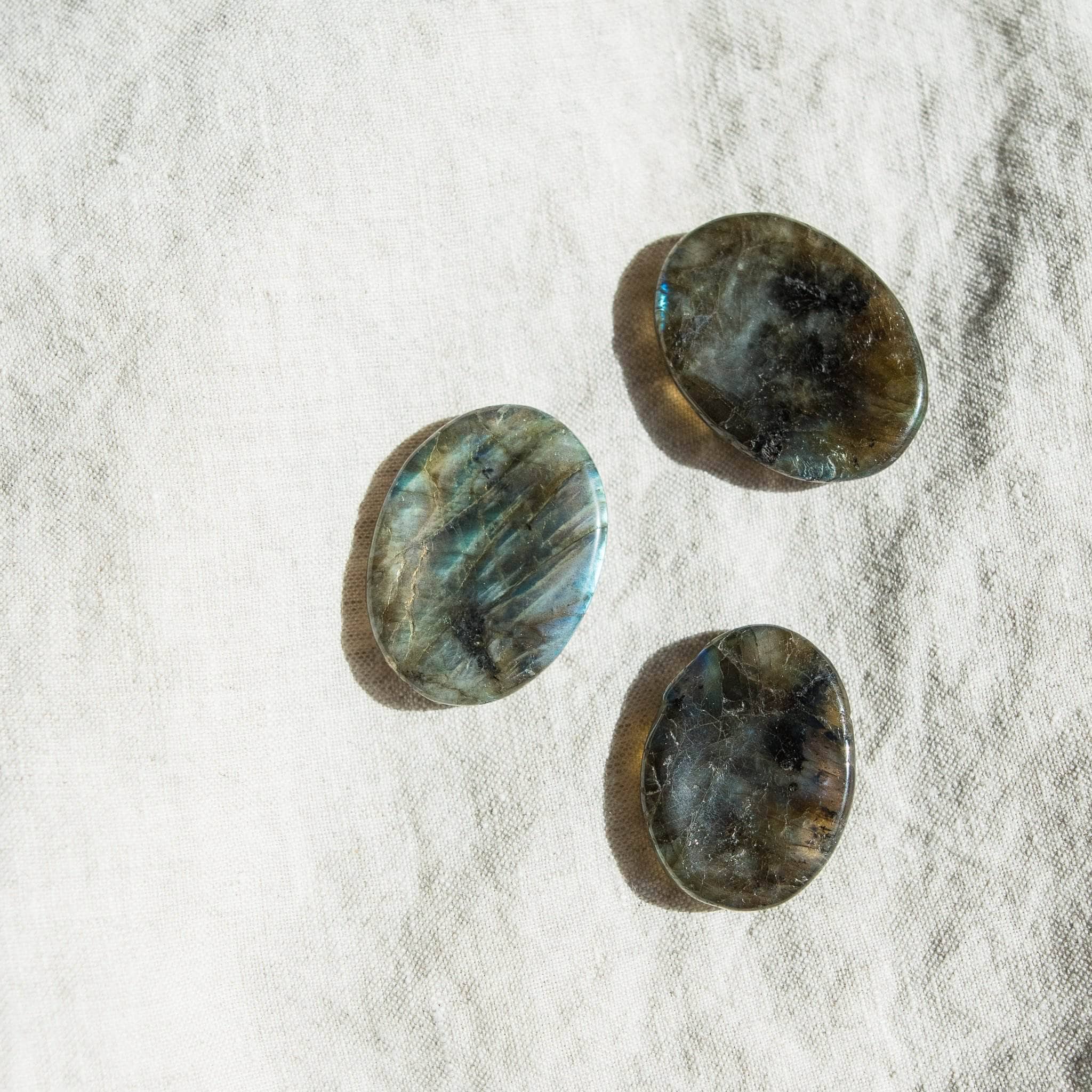  Labradorite Worry Stone by Tiny Rituals Tiny Rituals Perfumarie