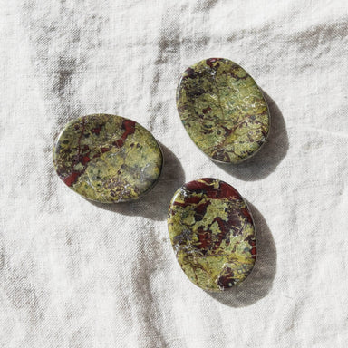  Dragon's Blood Worry Stone by Tiny Rituals Tiny Rituals Perfumarie