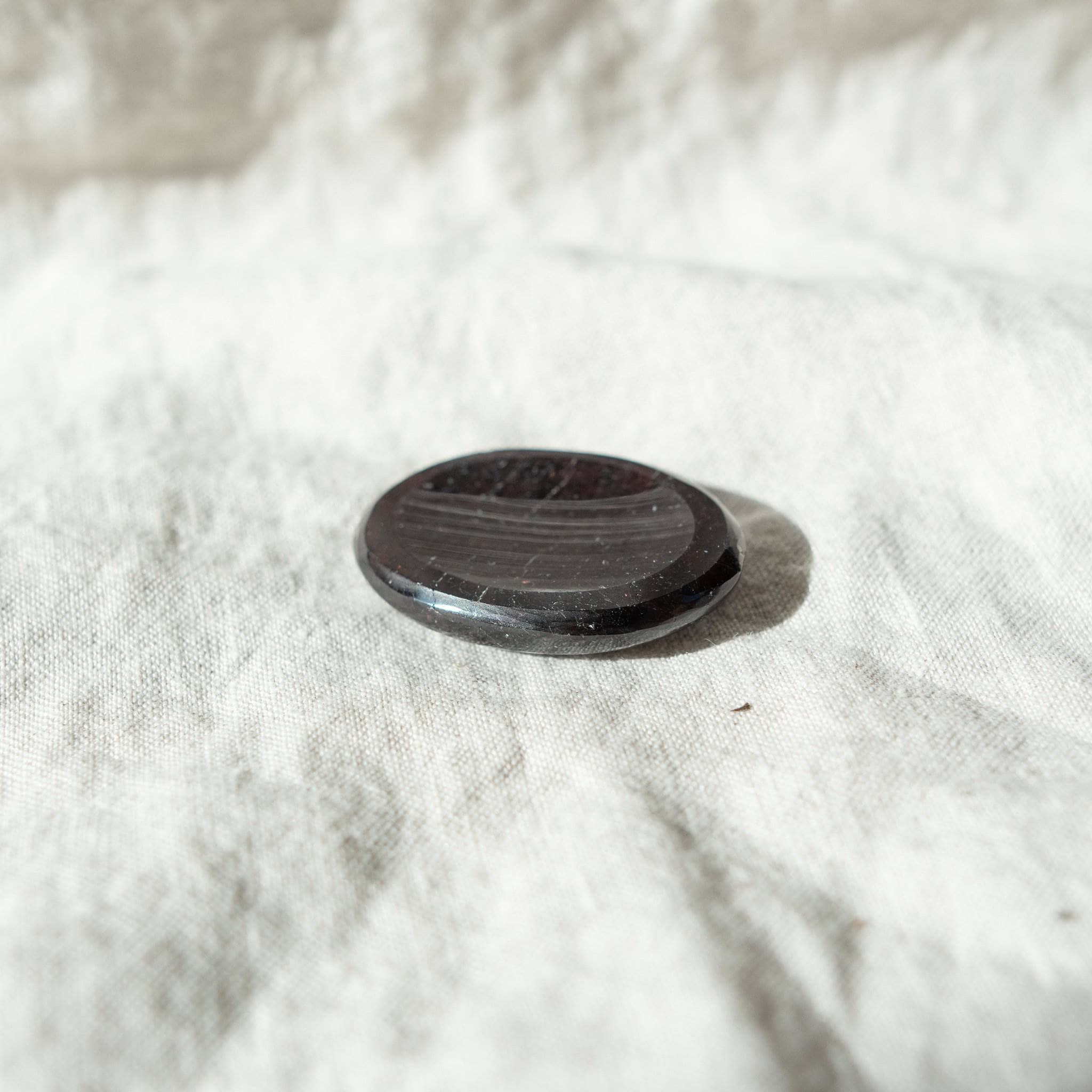  Garnet Worry Stone by Tiny Rituals Tiny Rituals Perfumarie