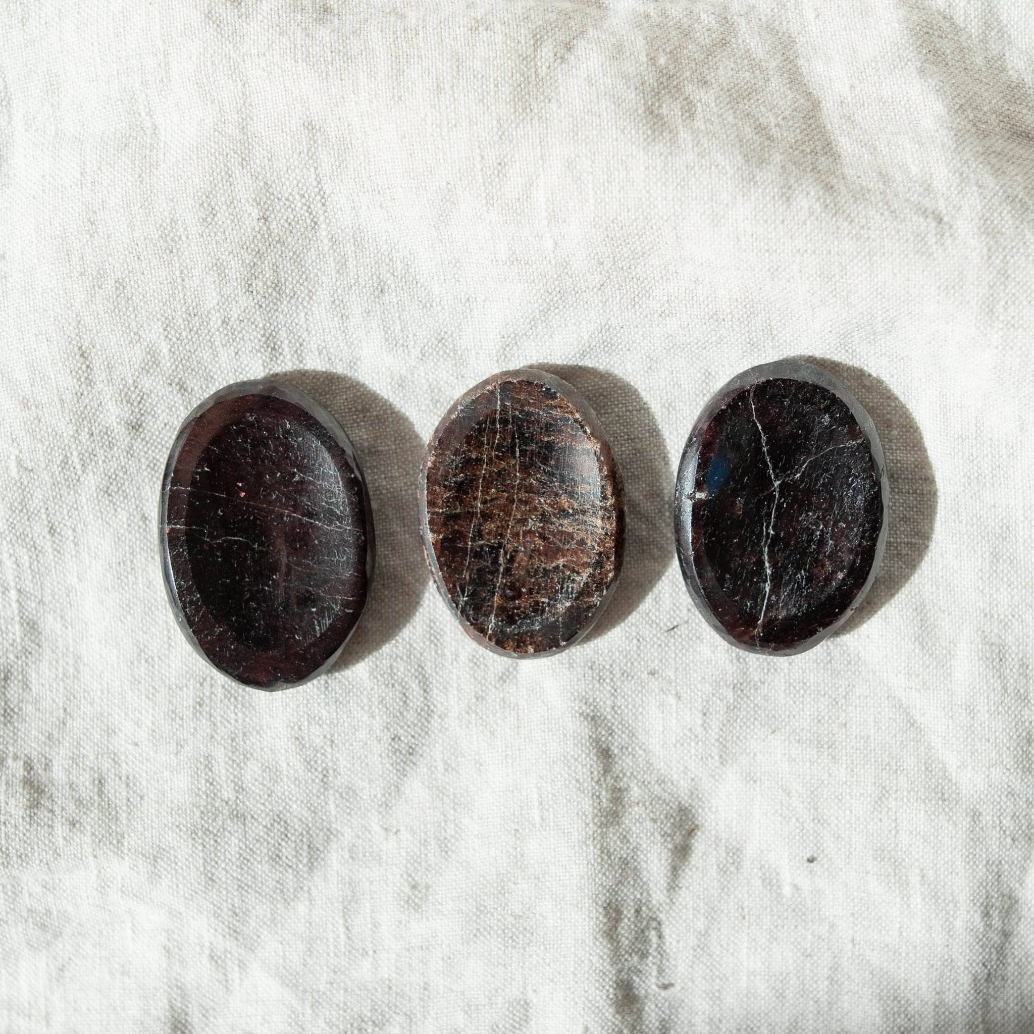  Garnet Worry Stone by Tiny Rituals Tiny Rituals Perfumarie