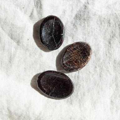  Garnet Worry Stone by Tiny Rituals Tiny Rituals Perfumarie