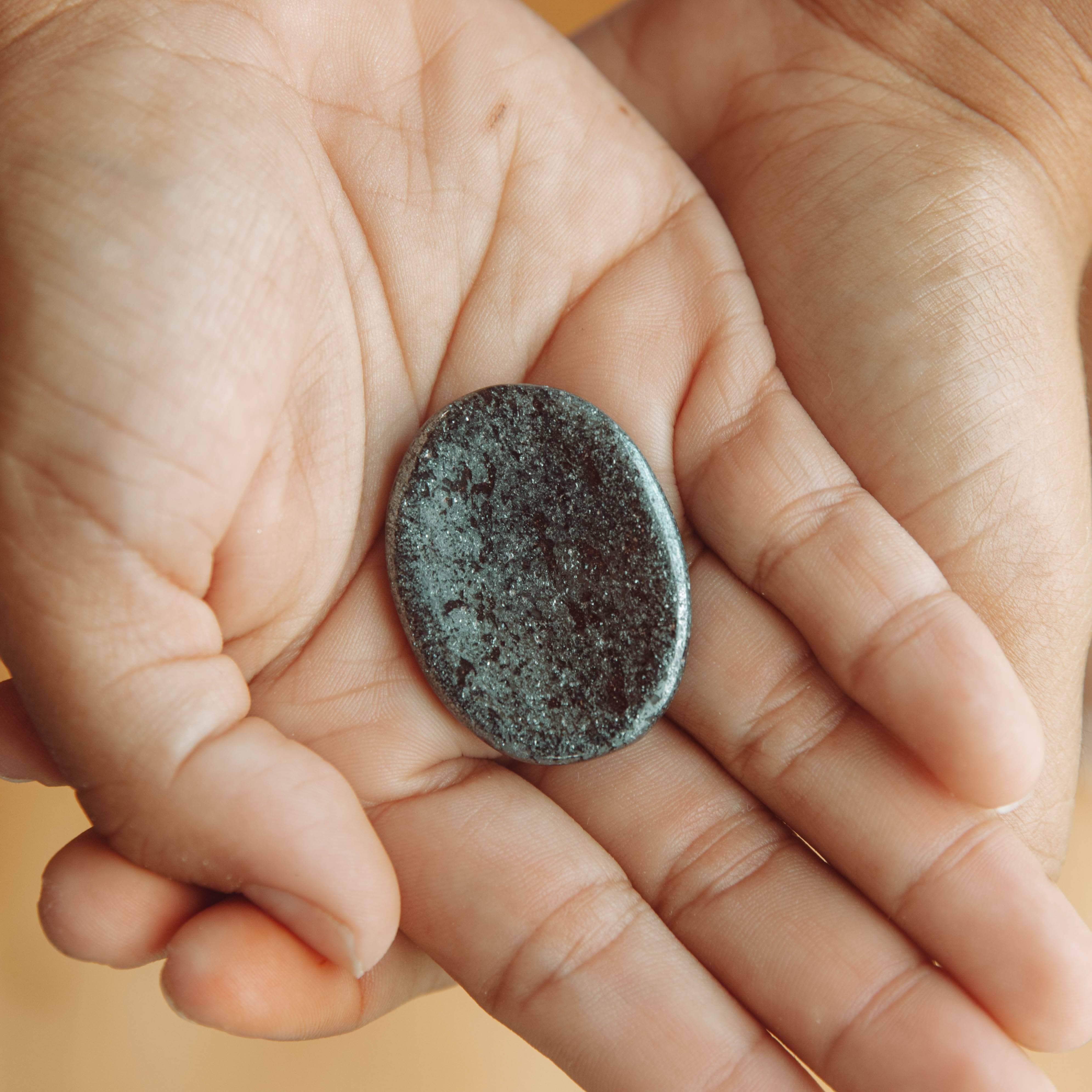  Hematite Worry Stone by Tiny Rituals Tiny Rituals Perfumarie