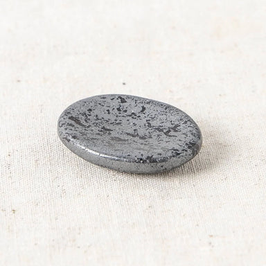  Hematite Worry Stone by Tiny Rituals Tiny Rituals Perfumarie