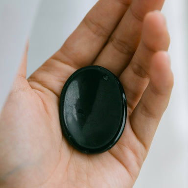  Black Tourmaline Worry Stone by Tiny Rituals Tiny Rituals Perfumarie