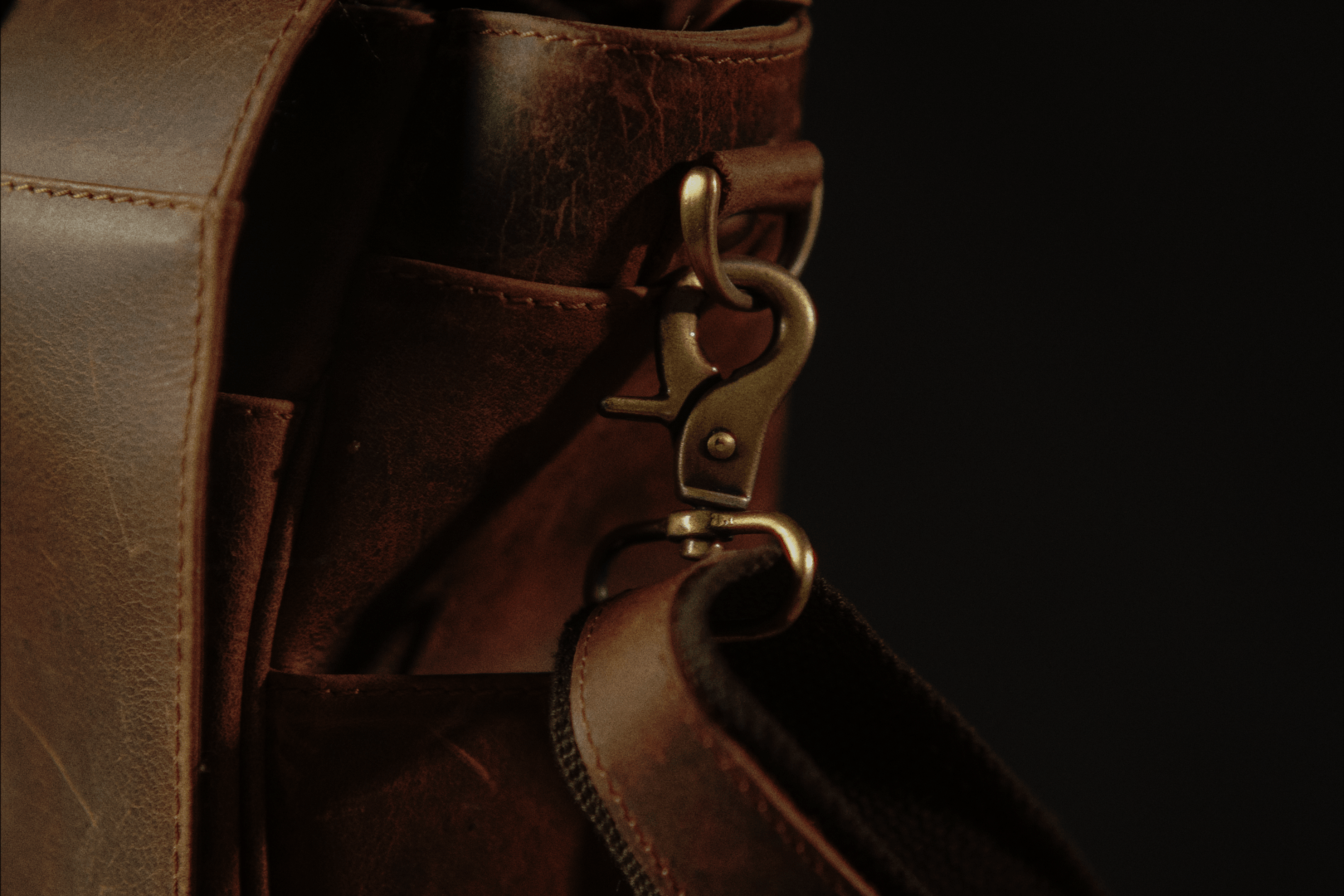  The “Lewis” Buffalo Leather Messenger Bag by Vintage Gentlemen Vintage Gentlemen Perfumarie